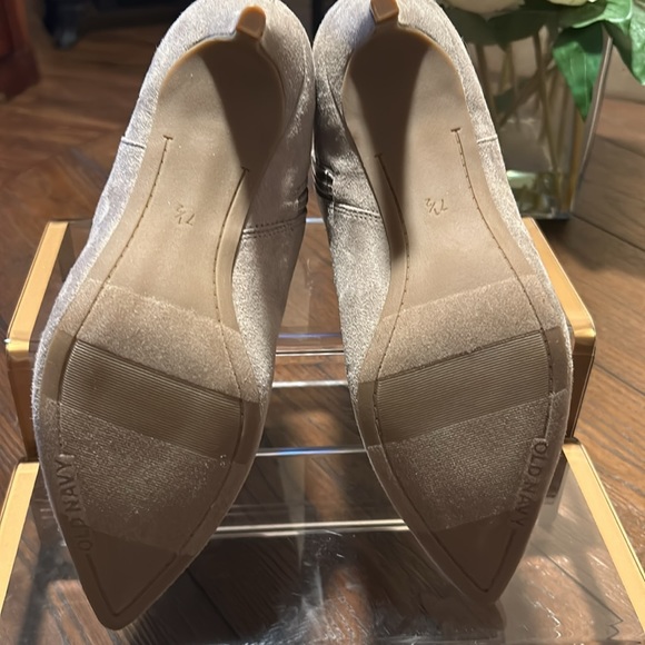 Old Navy faux suede kitten heel ankle boots - Picture 6 of 7